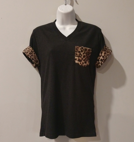 3 for $10! Leopard pocket. Short sleeve V-neck - Picture 1 of 1